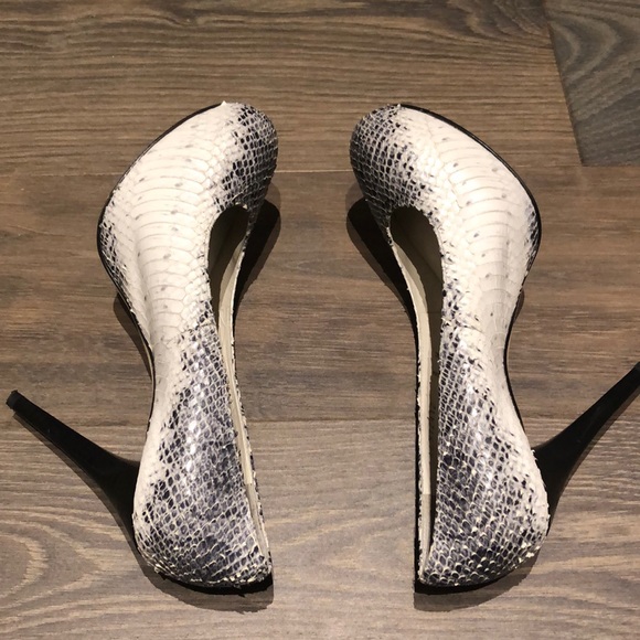 STUART WEITZMAN Grey/White Rowin Snakeskin Heel - Picture 3 of 6